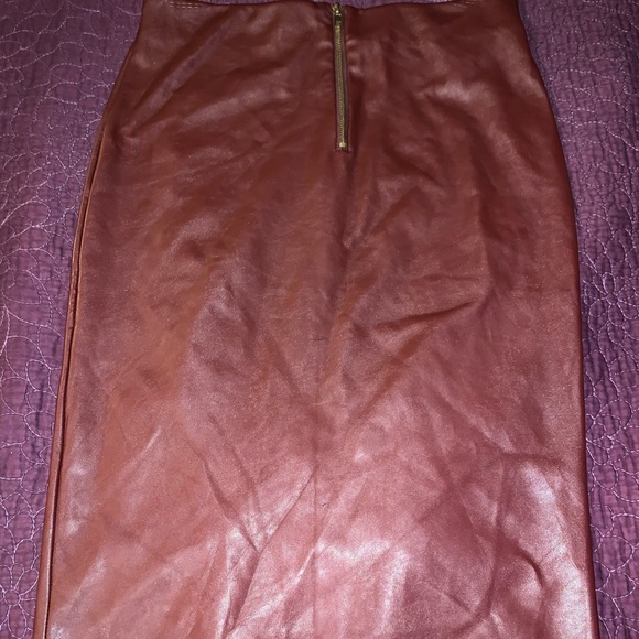 Burgundy faux leather skirt - Picture 2 of 3